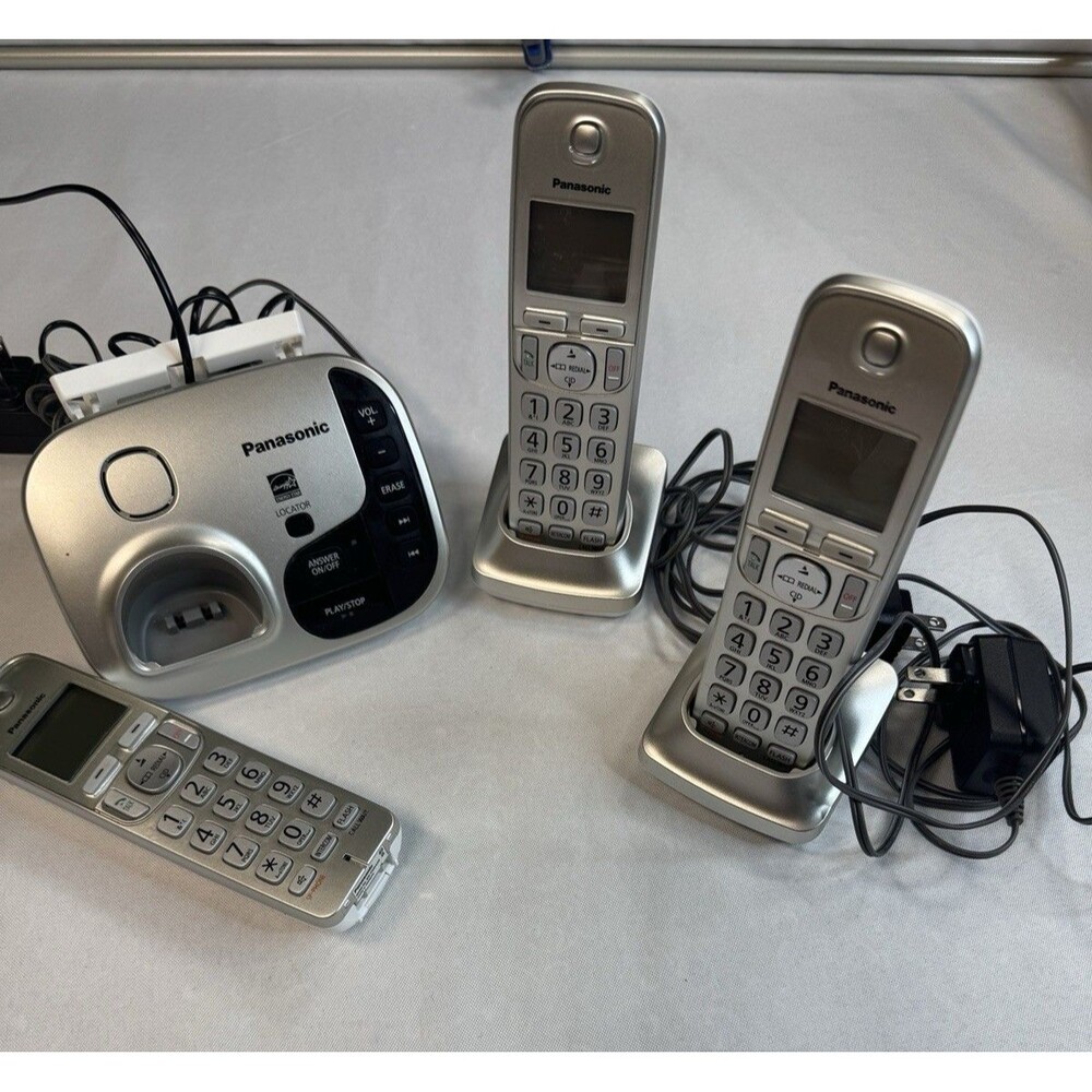 Panasonic KX-TGD220 Digital Cordless Answering Phone System 3 Handsets 3 bases